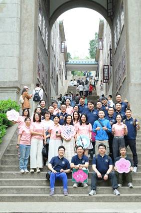 图片包含 建筑, 窗户, 桌子, 熊AI 生成的内容可能不正确。